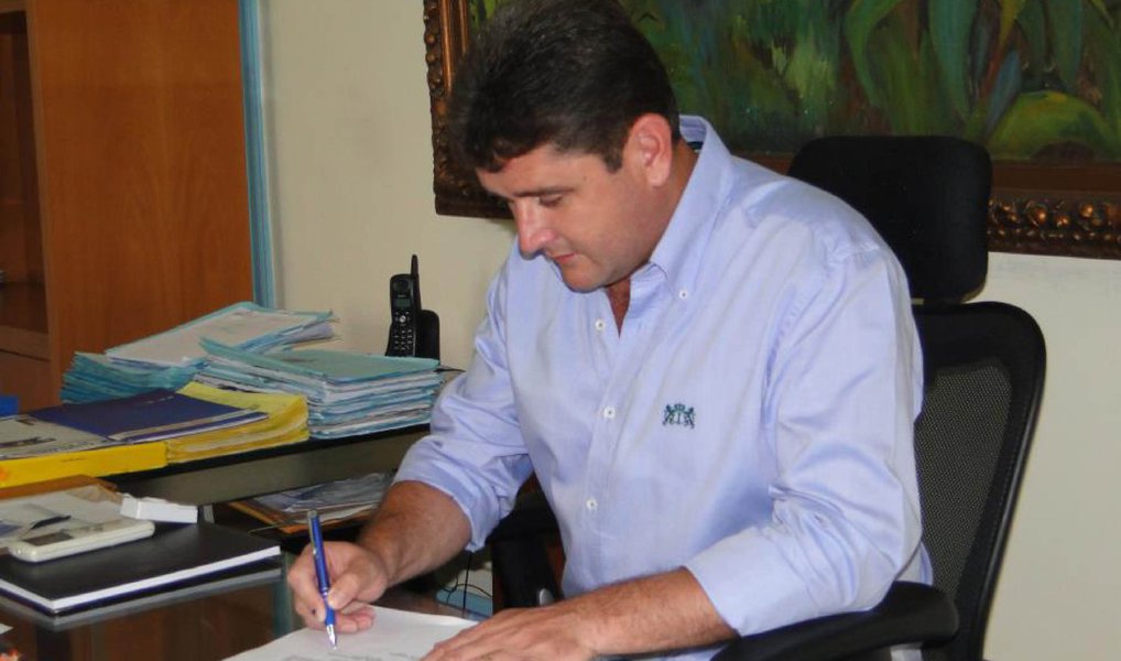 A Câmara Municipal de Teresópolis cassou o mandato do prefeito Arlei Rosa, por suspeita de irregularidades administrativas e de uso indevido de recursos do Instituto de Previdência dos Servidores Públicos Municipais de Teresópolis (Tereprev), o sistema previdenciário dos funcionários da cidade; de acordo com levantamento do Ministério Público Estadual (MPE), o déficit da previdência da cidade, até maio deste ano, chegou a R$ 99,3 milhões; a defesa do gestor nega irregularidades e disse que vai recorrer da decisão na Justiça