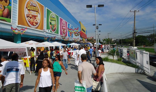 Funcionários da rede de supermercados Guanabara, no Rio de Janeiro, foram obrigados a trabalhar até três horas a mais por dia, sem receber horas extras e sem descanso, durante a edição anterior das ofertas de aniversário da empresa; a denúncia foi feita pelo Sindicato dos Empregados no Comércio do Rio de Janeiro, que no maior período de promoções da empresa – quando uma multidão de consumidores lota as 23 lojas da rede – aumenta a fiscalização nas unidades