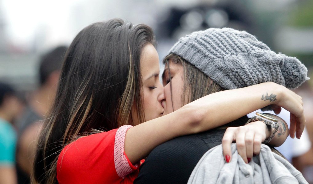 De acordo com um estudo feito pela Universidade de Essex, no Reino Unido, o sexo feminino pode ser classificado apenas por dois gêneros sexuais: lésbica ou bissexual; as informações são do site do jornal britânico Daily Mail; a pesquisa, conduzida por Gerulf Rieger, do Departamento de Psicologia, foi feita com 345 mulheres; "Mesmo que a maioria das mulheres se identifique como hétero, nossa pesquisa demonstra claramente que, quando se trata do que as excita, elas são bissexuais ou gays, mas nunca heterossexuais", disse