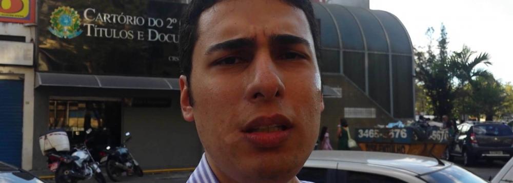 Em decisão do juiz Macus Vinicius Bastos, determinou que o tucano Matheus Sathler Garcia permaneça a uma distância mínima de 1 quilômetro da Praça dos Três Poderes e da Esplanada dos Ministérios, neste 7 de setembro, o magistrado argumentou, no entanto, que o fato de exercer uma profissão, ser casado e bem articulado comprova que o advogado é capaz de cumprir a determinação judicial