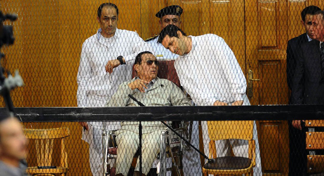 Presidente deposto do Egito, Hosni Mubarak, e os seus dois filhos foram condenados em maio deste ano a três anos de prisão, em julgamento por apropriação ilegal de recursos públicos reservados para os gastos dos palácios presidenciais; o Tribunal Penal do Cairo aceitou o argumento do advogado de defesa que sustentou que um veredito anterior do Tribunal de Cassação decretou a absolvição dos seus clientes e que fosse descontada da pena o período que os acusados passaram atrás das grades em consequência deste processo e de outro