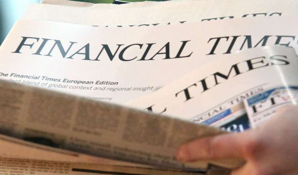 A aceitação do pedido de abertura de impeachment da presidente Dilma Rousseff foi criticado pelo jornal britânico "Financial Times", que atribuiu o início dos procedimentos como atos de "políticos rivais tentando salvar a própria pele em meio ao escândalo de corrupção"; jornal destacou que Eduardo Cunha "foi acusado de esconder milhões de dólares de propina em contas na Suíça"; "Ele achava que o partido da situação, o PT, iria protegê-lo. Quando isso não aconteceu, ele deu início à tramitação do impeachment, justificando que tratava-se de uma questão 'técnica'", diz a reportagem