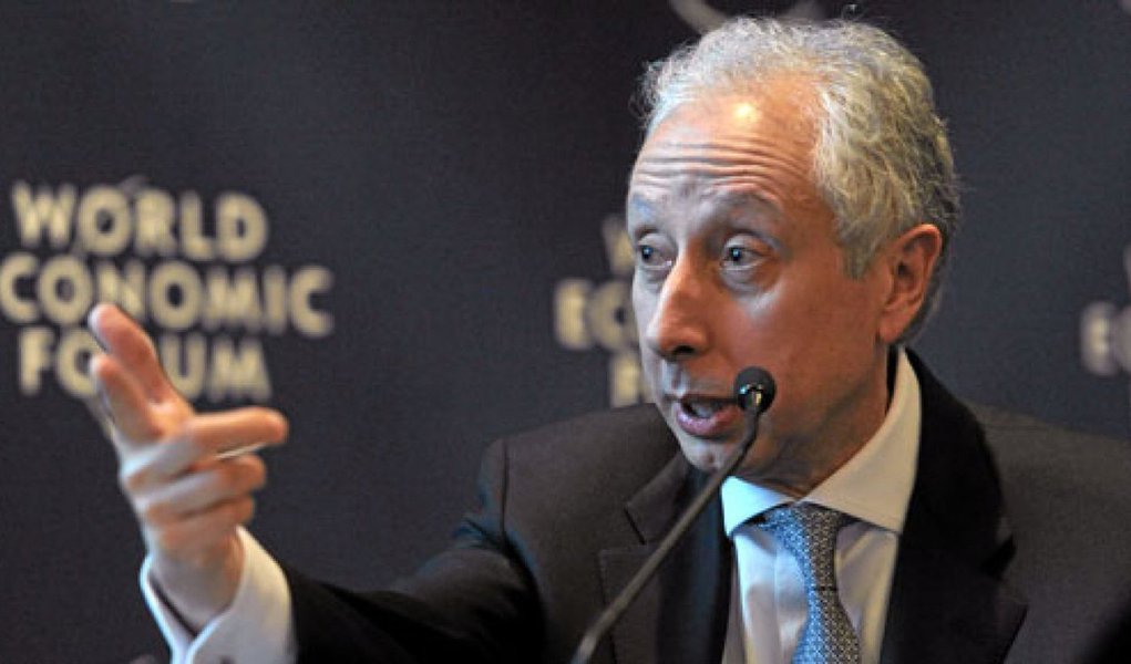 "Esteves é uma figura emblemática, mas o banco é maior que ela, é tocado pelos sócios", afirmou o presidente interino e um dos sócios do BTG, Pérsio Arida, sobre a prisão de André Esteves na Lava Jato; ele também relatou a atitude ‘pró-ativa’ do BTG de conversar com o Banco Central e demais reguladores sobre o caso e confirmou ainda os resgates de recursos por parte de clientes;"Houve saques, obviamente, mas foram aquém do que imaginávamos"