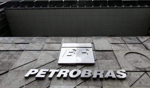Os ADRs brasileiros negociados em Nova York já começam a digerir o anúncio de que a S&amp;P rebaixou o rating do Brasil de BBB- para BB+; às 19h28, os ADRs da Petrobras marcavam queda de 5,5% no after hours da NYSE, cotados a US$ 4,81, após já terem recuado 3,78% no pregão regular; os recibos de ações da Vale negociados em NY caíam 3,4%, para US$ 4,82