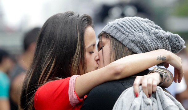 De acordo com um estudo feito pela Universidade de Essex, no Reino Unido, o sexo feminino pode ser classificado apenas por dois gêneros sexuais: lésbica ou bissexual; as informações são do site do jornal britânico Daily Mail; a pesquisa, conduzida por Gerulf Rieger, do Departamento de Psicologia, foi feita com 345 mulheres; "Mesmo que a maioria das mulheres se identifique como hétero, nossa pesquisa demonstra claramente que, quando se trata do que as excita, elas são bissexuais ou gays, mas nunca heterossexuais", disse