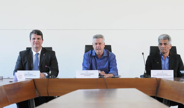 O governo de Brasília recebeu uma importante contribuição para melhorar a saúde pública local; o presidente do Conselho de Saúde do Distrito Federal, Helvécio Ferreira da Silva, entregou ao governador Rodrigo Rollemberg um documento com 33 diretrizes estruturantes a fim de tornar mais eficientes os serviços prestados nas unidades que compõem a rede; "São muitos os desafios nessa área. Precisamos refletir e debater o sistema", alertou o chefe do Executivo local em reunião na Residência Oficial de Águas Claras