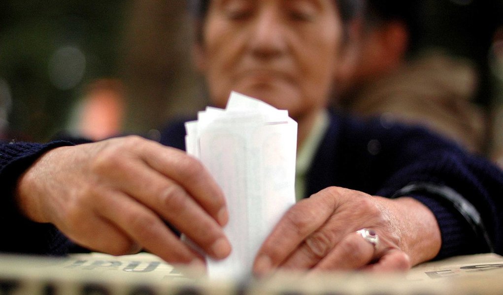 Os colombianos irão às urnas neste domingo (25) para escolher os novos governadores, prefeitos e vereadores, nas primeiras eleições após a assinatura de um acordo de paz entre o governo e a Farc, que resultará no fim do conflito armado iniciado em meados dos anos 1960; eleição funcionará como uma espécie de prévia para a eleição geral de 2018, quando será escolhido o sucessor do presidente Juan Manuel Santos
