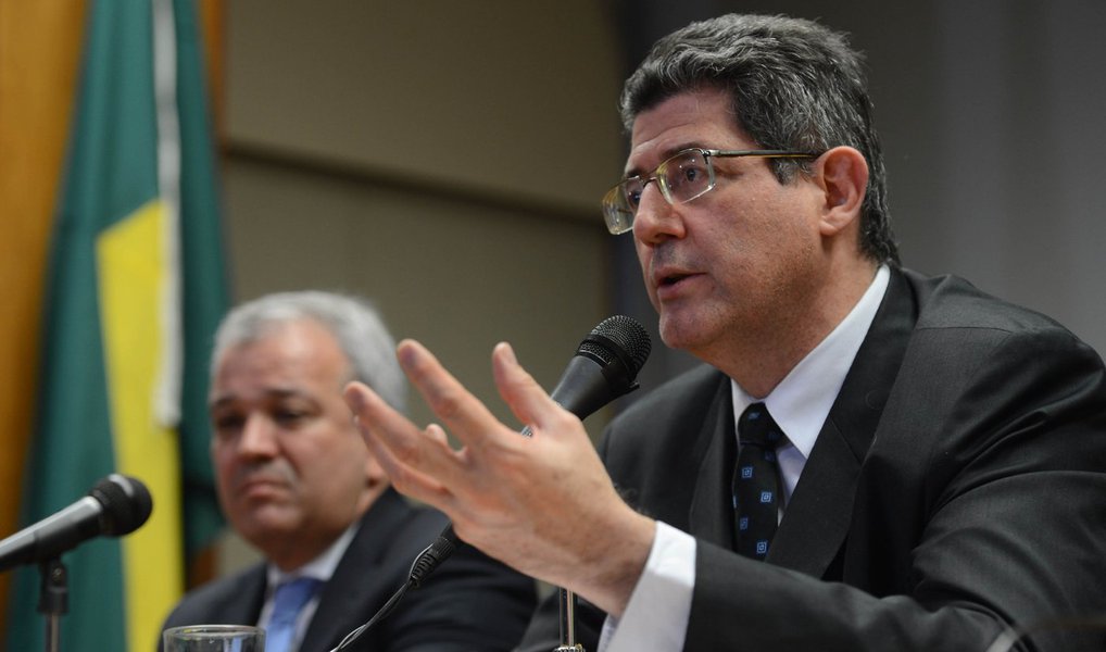 Ministro da Fazenda anuncia conjunto de medidas para reverter o atual momento econômico e recuperar a nota de crédito rebaixada pela agência Standard &amp; Poors; "É uma estratégia robusta, que nos permitirá criar essa ponte até um momento mais favorável da nossa economia", disse; Joaquim Levy afirmou que vamos continuar, no ano que vem, "com a mesma disciplina deste ano" e argumentou que "a gente não deve ser vítima de uma miopia na questão dos impostos. É preciso entender por que estamos fazendo isso"