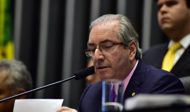 O presidente do Conselho de Ética da Câmara, José Carlos Araújo (PSB-BA) informou nesta terça (20) que a escolha do relator da representação contra o presidente da Casa, Eduardo Cunha (PMDB-RJ), prevista para a próxima semana, pode ser adiada para o início de novembro; o adiamento deve ocorrer por conta de prazos; segundo Araújo, ele foi informado que, diferentemente do que havia dito, o prazo para a Mesa devolver o processo termina após três sessões ordinárias; inicialmente, ele previa marcar a reunião para o dia 27, mas, agora, acha que poderá ficar apenas para a semana seguinte