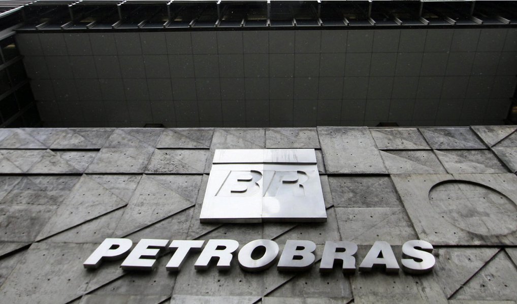 Os ADRs brasileiros negociados em Nova York já começam a digerir o anúncio de que a S&amp;P rebaixou o rating do Brasil de BBB- para BB+; às 19h28, os ADRs da Petrobras marcavam queda de 5,5% no after hours da NYSE, cotados a US$ 4,81, após já terem recuado 3,78% no pregão regular; os recibos de ações da Vale negociados em NY caíam 3,4%, para US$ 4,82