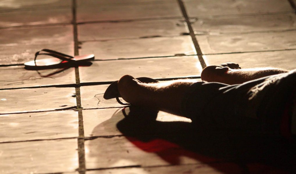 O indicador de mortes violentas nas 38 unidades de Polícia Pacificadora do Rio aumentou 55,3% no primeiro semestre de 2015 na comparação com o mesmo período de 2014; de acordo com dados divulgados nesta segunda (16) pelo Instituto de Segurança Pública (ISP), das 73 mortes violentas no primeiro semestre de 2015 nas áreas de UPP, 56 foram casos de homicídio doloso; segundo o ISP, “o aumento dos homicídios dolosos ocorreu, em grande parte, pelo conflito entre facções em maio nas comunidades da região central do Rio (comunidades da Coroa, Fallet, Fogueteiro e São Carlos), quando 11 pessoas morreram”
 