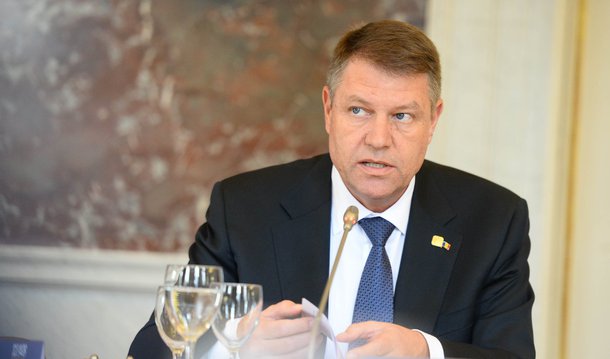 O chefe de Estado romeno, Klaus Iohannis, disse hoje que "há indícios" de que as regras de segurança não foram respeitadas na discoteca que pegou fogo na sexta-feira (30) em Bucareste, provocando 27 mortes e deixando cerca de duzentas pessoas feridas; "Nós temos indícios de que a regulamentação legal não foi respeitada", declarou o Presidente; "Eu espero que as autoridades façam a sua investigação com rapidez e firmeza", afirmou o chefe de Estado, que se manifestou "triste e revoltado" com a tragédia