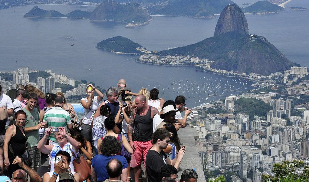 O desejo de viajar pelo Brasil está crescendo cada vez mais entre os potenciais turistas da capital fluminense; de acordo com o boletim de intenção de viagem do Ministério do Turismo, 80,4% dos moradores do Rio de Janeiro que pretendem viajar nos próximos seis meses afirmam ter preferência por destinos turísticos nacionais; entre os potenciais viajantes, o estudo revela que 81,8% afirmam preferência por visitar destinos turísticos de uma diferente da que mora; em relação ao mês de outubro do ano anterior, houve um crescimento de 19,2%