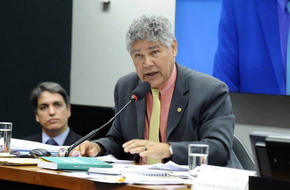 O deputado Chico Alencar (Psol-RJ) afirmou, no início desta tarde, que o presidente da Câmara já está articulando sua renúncia ao comando da Casa para não perder o mandato; o líder do Psol disse que recebeu informações vindas diretamente do gabinete de Eduardo Cunha (PMDB-RJ)