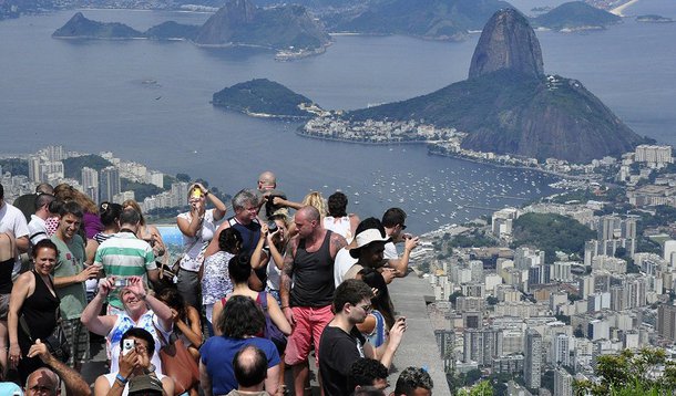 O desejo de viajar pelo Brasil está crescendo cada vez mais entre os potenciais turistas da capital fluminense; de acordo com o boletim de intenção de viagem do Ministério do Turismo, 80,4% dos moradores do Rio de Janeiro que pretendem viajar nos próximos seis meses afirmam ter preferência por destinos turísticos nacionais; entre os potenciais viajantes, o estudo revela que 81,8% afirmam preferência por visitar destinos turísticos de uma diferente da que mora; em relação ao mês de outubro do ano anterior, houve um crescimento de 19,2%