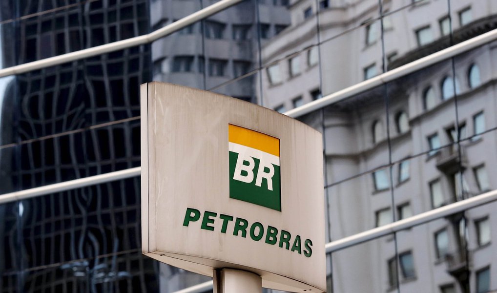 A Petrobras anunciou nesta segunda (5) redução de 18 bilhões de dólares na previsão de gastos operacionais e investimentos para este e o próximo ano, devido à queda nos preços de petróleo e à desvalorização do real frente ao dólar; a previsão de investimentos para este ano foi reduzida de 28 bilhões para 25 bilhões de dólares, e para 2016 de 27 bilhões para 19 bilhões de dólares; já os gastos operacionais foram reduzidos de 30 bilhões para 29 bilhões de dólares este ano, e de 27 bilhões para 21 bilhões de dólares em 2016