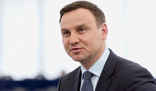 O presidente conservador da Polônia, Andrzej Duda, vetou a alteração para prolongar até 2020 o Protocolo de Kyoto, voltado para o controle das emissões de gases do efeito estufa; Duda recusou a ratificação do acordo internacional de Doha, que “impunha à Polônia compromissos legais relativos às emissões de gases com efeito estufa”, informou o presidente em comunicado