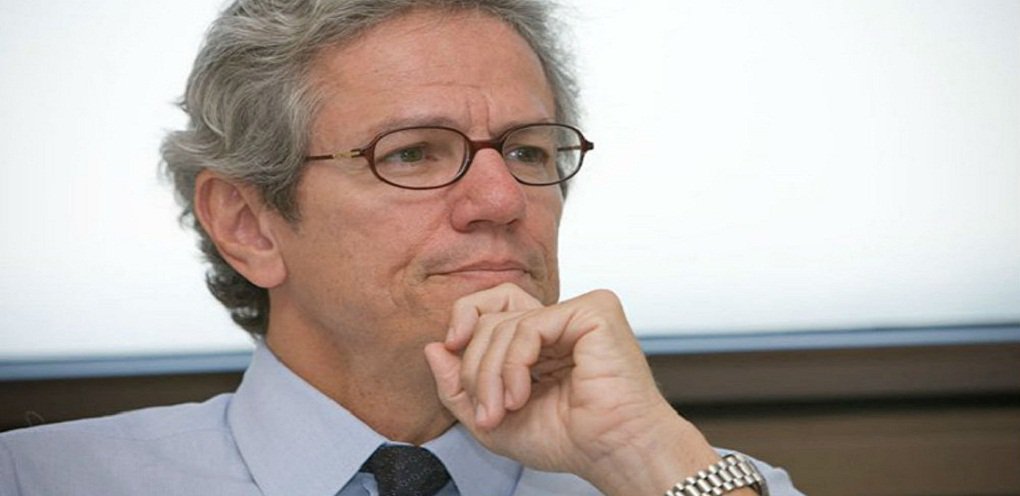 Jornalista Fernando Brito, do Tijolaço, destaca entrevista do professor Paulo Nogueira Batista Jr à Folha e diz que ele é um dos raros economistas que é capaz de falar de forma inteligível para a maioria das pessoas; "O essencial mesmo é obter a estabilização política que dará sustentação ao ajuste fiscal. E combinar o ajuste fiscal com uma agenda de crescimento, que certamente deve incluir a diminuição dos juros e a ampliação do crédito. É isso que o governo está buscando, segundo entendo", analisa Nogueira
