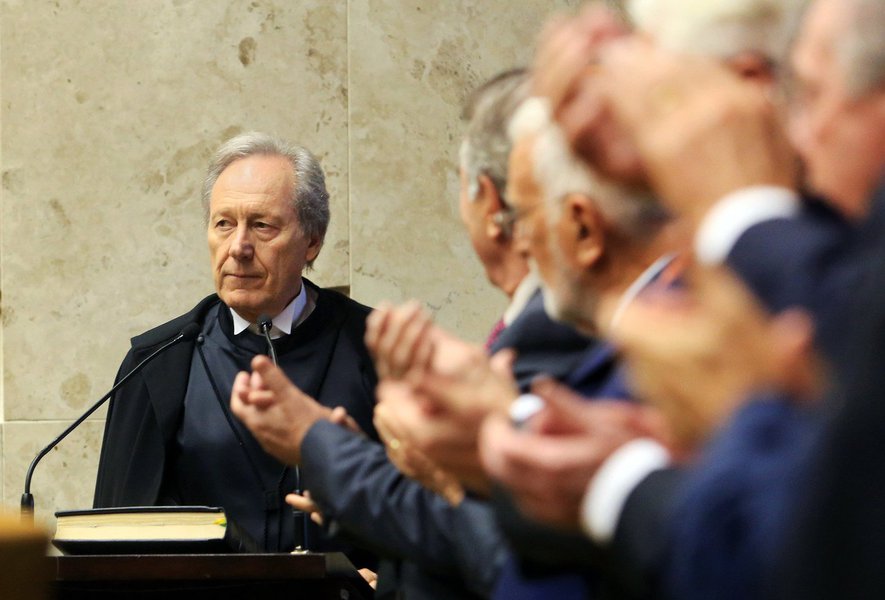 Juristas avaliam que nem mesmo a aprovação de uma nova Proposta de Emenda Constitucional, como a que tramita no Senado, poderá reverter a decisão que eliminou o financiamento empresarial de campanhas políticas; "ela seria inconstitucional, porque o Supremo avaliou que as doações de empresas ferem cláusulas pétreas da Constituição", diz o deputado Wadih Damous (PT-RJ); “Nós concluímos pela inconstitucionalidade das contribuições de empresas a partir do texto original da Carta de 1988. Vale dizer: se vier algo dispondo em sentido diverso da proclamação feita pelo Supremo, será conflitante", disse o ministro Marco Aurélio; presidente da corte, ministro Ricardo Lewandowski, resumiu a história: "caso encerrado"