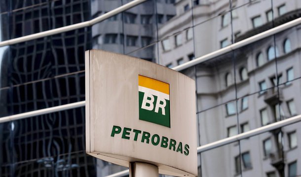 A Petrobras anunciou nesta segunda (5) redução de 18 bilhões de dólares na previsão de gastos operacionais e investimentos para este e o próximo ano, devido à queda nos preços de petróleo e à desvalorização do real frente ao dólar; a previsão de investimentos para este ano foi reduzida de 28 bilhões para 25 bilhões de dólares, e para 2016 de 27 bilhões para 19 bilhões de dólares; já os gastos operacionais foram reduzidos de 30 bilhões para 29 bilhões de dólares este ano, e de 27 bilhões para 21 bilhões de dólares em 2016