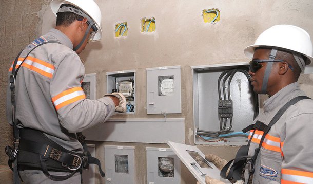 Servidores da Companhia Energética de Brasília entraram em greve por tempo indeterminado para cobrar maior índice no reajuste salarial, aumento do piso da categoria – atualmente de R$ 811,72 –, fornecimento de indenização no caso de morte ou invalidez permanente e pagamento de auxílio transporte e auxílio creche; de acordo com o sindicato, serão mantidos os serviços emergenciais e um quadro mínimo de 30% para que a população não seja prejudicada