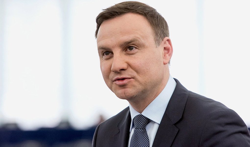 O presidente conservador da Polônia, Andrzej Duda, vetou a alteração para prolongar até 2020 o Protocolo de Kyoto, voltado para o controle das emissões de gases do efeito estufa; Duda recusou a ratificação do acordo internacional de Doha, que “impunha à Polônia compromissos legais relativos às emissões de gases com efeito estufa”, informou o presidente em comunicado