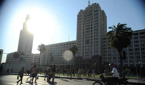 Segundo o Instituto Nacional de Meteorologia (Inmet), os termômetros marcaram 42,1 graus Celsius em Marambaia, zona oeste da capital; com o calor e o sol forte, as praias ficaram lotadas; previsão nesta sexta-feira 16, os termômetros devem registrar mais de 40ºC em alguns pontos da cidade, mas no sábado 17 a temperatura deve cair bastante