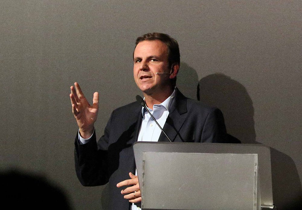 Prefeito do Rio de Janeiro, Eduardo Paes disse que a crise econômica no país está sendo agravada por um "clima de radicalização política" em Brasília e afirmou que os políticos precisam de maturidade e tranquilidade; "O que tenho visto em Brasília parece briga de criança no jardim de infância. Desculpe a expressão, com todo o respeito, não estou querendo generalizar", disse Paes, que questionou: "E o povo? E as pessoas? E os governantes que têm contas para pagar? E a recessão?", questionou ele durante assembleia plenária do Conselho Empresarial da América Latina, no Rio de Janeiro