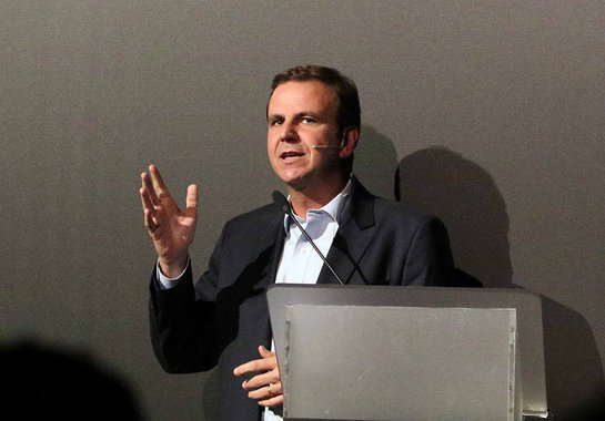 Prefeito do Rio de Janeiro, Eduardo Paes disse que a crise econômica no país está sendo agravada por um "clima de radicalização política" em Brasília e afirmou que os políticos precisam de maturidade e tranquilidade; "O que tenho visto em Brasília parece briga de criança no jardim de infância. Desculpe a expressão, com todo o respeito, não estou querendo generalizar", disse Paes, que questionou: "E o povo? E as pessoas? E os governantes que têm contas para pagar? E a recessão?", questionou ele durante assembleia plenária do Conselho Empresarial da América Latina, no Rio de Janeiro