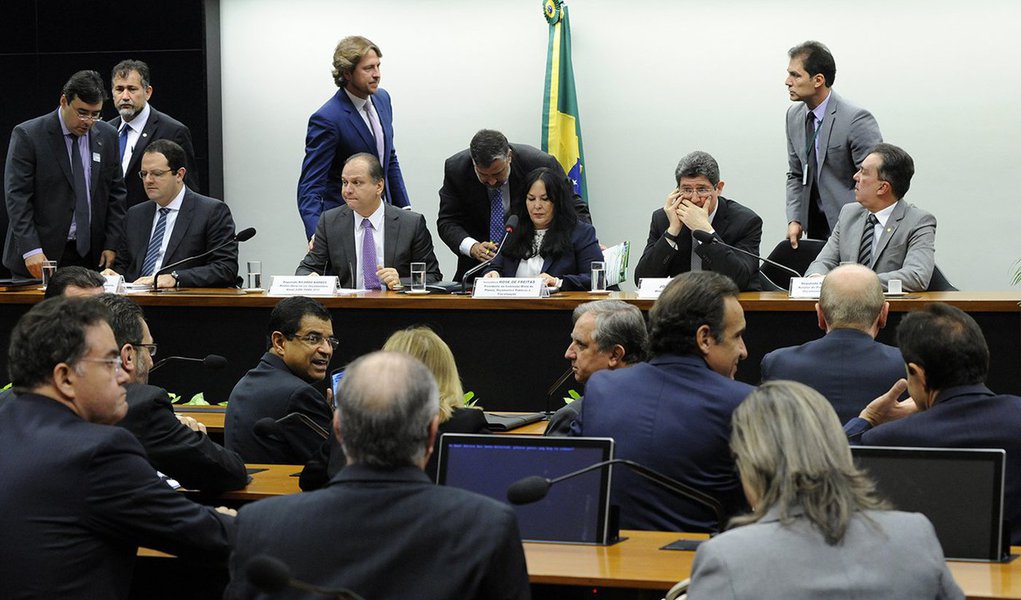 Miinistros da Fazenda, Joaquim Levy, e do Planejamento, Orçamento e Gestão, Nelson Barbosa, particapram de uma reunião na Comissão Mista de Orçamento (CMO) do Congresso Nacional onde procuraram esclarecer os parlamentares sobre as medidas econômicas anunciadas pelo governo para cobrir o déficit de R$ 30,5 bilhões nas contas públicas previsto para 2016; a reunião foi em caráter reservado e apenas os parlamentares tiveram acesso ao local