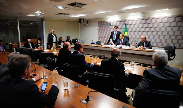 A CPI do Carf determinou nesta quinta (29) a quebra de sigilo do lobista Alexandre Paes, da Sociedade de Advogados JR Silva, e de José Ricardo da Silva, sócio do escritório, ambos presos pela Polícia Federal, na Operação Zelotes, na semana passada; “Esse é o núcleo nervoso e criminoso que habitava no CARF”, afirmou o presidente da comissão, Ataídes Oliveira (PSDB-TO); comissão poderá pedir ainda quebra do sigilo do filho do ex-presidente Lula, Luis Cláudio, e a convocação dos ex-ministros Gilberto Carvalho e Erenice Guerra