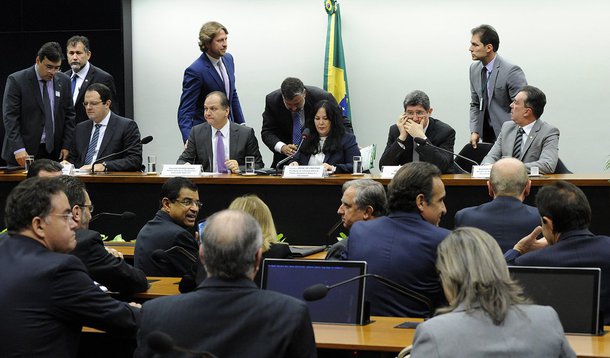 Miinistros da Fazenda, Joaquim Levy, e do Planejamento, Orçamento e Gestão, Nelson Barbosa, particapram de uma reunião na Comissão Mista de Orçamento (CMO) do Congresso Nacional onde procuraram esclarecer os parlamentares sobre as medidas econômicas anunciadas pelo governo para cobrir o déficit de R$ 30,5 bilhões nas contas públicas previsto para 2016; a reunião foi em caráter reservado e apenas os parlamentares tiveram acesso ao local