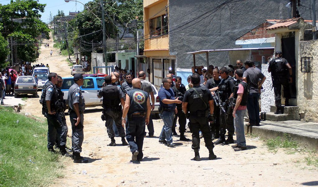 Um dia após a morte de Regina Murmura, que entrou por engano na comunidade do Caramujo, o município de Niterói, na região metropolitana, registrou mais um caso de violência, numa área onde os assaltos são recorrentes; pelo menos dois motoristas foram assaltados na manhã desta segunda-feira (5) na Rua Mário Joaquim Santana, no bairro São Francisco; segundo as vítimas, que não quiseram se identificar, dois homens armados fecharam a rua com um carro para praticar assaltos