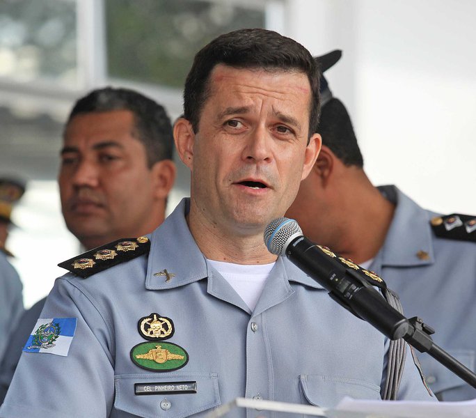 O governo do Rio anunciou que o comandante da Polícia Militar do Rio de Janeiro, coronel Alberto Pinheiro Neto, será substituído a partir de 4 de janeiro pelo Coronel Edison Duarte dos Santos Júnior, que atualmente chefia a Coordenadoria Especial de Assuntos Olímpicos, cargo que ocupa desde o início de 2015; de acordo com a Secretaria de Estado de Segurança, há menos de um ano no comando, Neto pediu para deixar o cargo
