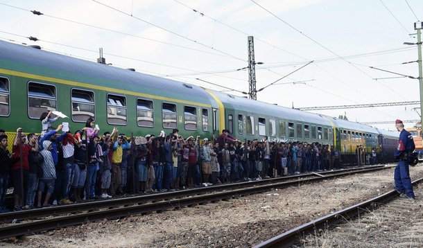 O diretor executivo da Frontex (a agência europeia de controle de fronteiras), Fabrice Leggeri, informou que foram registradas este ano 800 mil “entradas ilegais” de migrantes na União Europeia; lembrando que o fluxo provavelmente ainda não “atingiu o pico”, Leggeri apelou aos países europeus que impeçam a entrada dos migrantes a quem foi negado asilo, para que possam “rapidamente” ser enviados de volta aos seus países