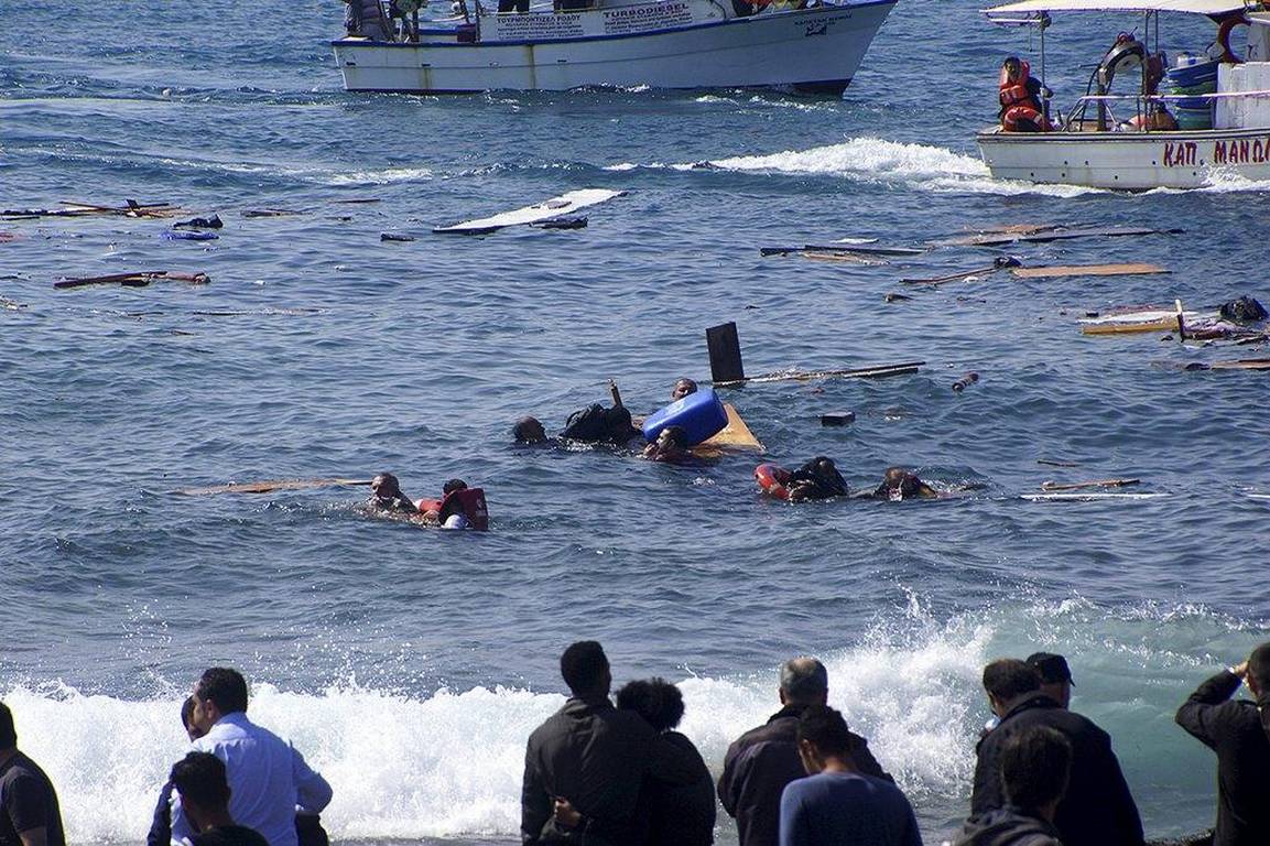 Entre os náufrago, seis crianças morreram afogados neste domingo (1º) na ilha grega de Samos, no leste do Mar Egeu, quando a embarcação em que viajavam virou, informou a guarda costeira grega; dez pessoas foram encontradas mortas na cabine do barco, que vinha da costa turca, enquanto o corpo de uma jovem foi encontrado na costa; em Samos dezenas de refugiados morreram nos últimos dias em naufrágios sucessivos; novo acidente soma-se à uma dezena que ocorreu desde segunda-feira ao largo das ilhas gregas de Lesbos e Rodes