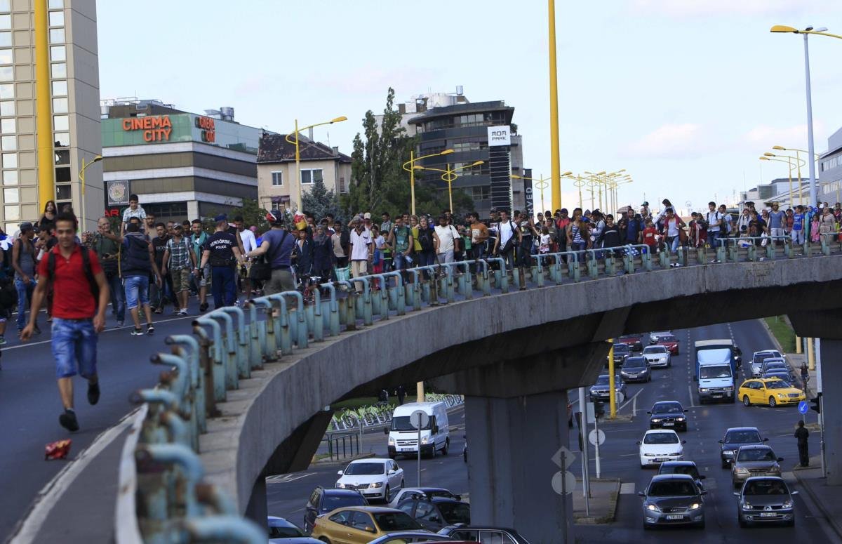 Países pediram neste sábado um pacote imediato de ajuda humanitária, no valor de 5 bilhões de euros, para melhorar a situação nos campos de refugiados no Oriente Médio; chanceler austríaco, Werner Faymann, e o vice-chanceler alemão, Sigmar Gabriel, disseram, depois de uma reunião em Viena, que esse dinheiro deveria vir da União Europeia, dos Estados Unidos e dos países ricos do Golfo Pérsico; "Devemos ajudar os países onde a miséria é tão grande que as pessoas decidem sair. Se as pessoas não têm o que comer e beber, que mais podem fazer que não seja fugir?", disse Sigmar Gabriel