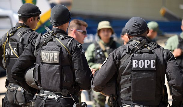Uma operação deflagrada pela Polícia Militar e pelo Ministério Público para prender cinco PMs suspeitos de receber propina de traficantes encontrou R$ 70 mil na casa do PM Rodrigo Meleipe Vermelho Reis, que segue foragido; segundo a PM, Meleipe está fora do País; a polícia já teria feito contato com o agente, que prometeu se entregar