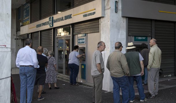 Os bancos da Grécia precisam de 14,4 bilhões de euros (15,85 bilhões de dólares) em capital novo, afirmou o Banco Central Europeu neste sábado, após exames de saúde para iniciar a reabilitação dos credores do país; o anúncio segue uma série de testes de estresse sobre os bancos depois de uma longa disputa sobre reformas exigidas da Grécia para que recebesse apoio internacional