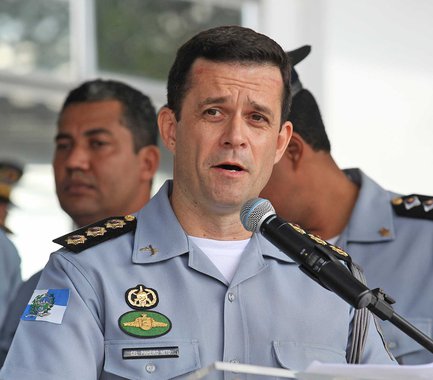 O governo do Rio anunciou que o comandante da Polícia Militar do Rio de Janeiro, coronel Alberto Pinheiro Neto, será substituído a partir de 4 de janeiro pelo Coronel Edison Duarte dos Santos Júnior, que atualmente chefia a Coordenadoria Especial de Assuntos Olímpicos, cargo que ocupa desde o início de 2015; de acordo com a Secretaria de Estado de Segurança, há menos de um ano no comando, Neto pediu para deixar o cargo
