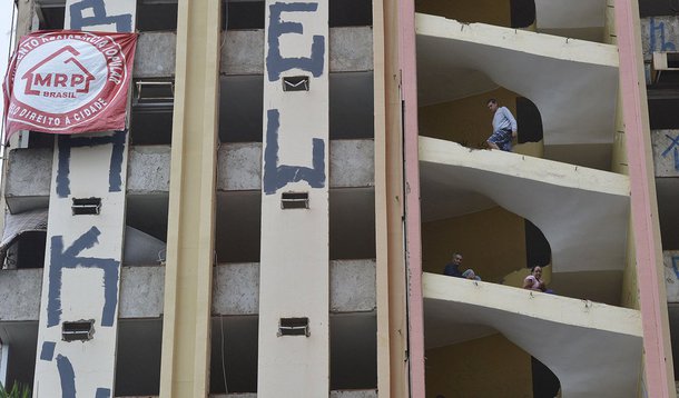 Manifestantes do Movimento Resistência Popular (MRP), de luta pelo direito à moradia, ocuparam o prédio abandonado do Torre Palace Hotel, no centro de Brasília; segundo um dos coordenadores do movimento, Francinaldo Silva, cerca de 400 famílias estão no local; “O governo apontou uma área, nos alojou com todo o aparelhamento público e, do nada, chegou e nos retirou alegando crime ambiental, dizendo que era Área de Proteção Permanente", disse um dos coordenadores do movimento, Francinaldo Silva