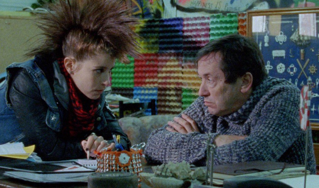 Filme do premiado diretor português Miguel Gomes, o mais falado no Festival de Cannes este ano e um dos filmes mais políticos da atualidade, traça a história de Portugal mergulhado em uma crise econômica, austeridade e desemprego, misturando a fantasia dos contos populares árabes narrados por Sherazade; primeiro volume estreia na próxima quinta-feira, dia 12; segunda e terceira parte chegam às salas de cinema do País no dia 19 de novembro; veja os trailers