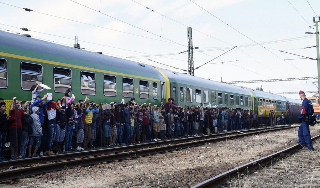 O diretor executivo da Frontex (a agência europeia de controle de fronteiras), Fabrice Leggeri, informou que foram registradas este ano 800 mil “entradas ilegais” de migrantes na União Europeia; lembrando que o fluxo provavelmente ainda não “atingiu o pico”, Leggeri apelou aos países europeus que impeçam a entrada dos migrantes a quem foi negado asilo, para que possam “rapidamente” ser enviados de volta aos seus países