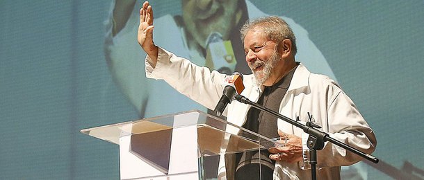 Durante a abertura da reunião do Diretório Nacional do PT, que acontece nesta quinta-feira em Brasília, o ex-presidente deve fazer um discurso duro contra as acusações de desvios contra seus familiares e amigos próximos; discurso é aberto à imprensa e transmitido pela internet; na reunião, que terá presença dos governadores da sigla, ministros, senadores e deputados federais, deve ser aprovado um documento em defesa de Lula e seu legado