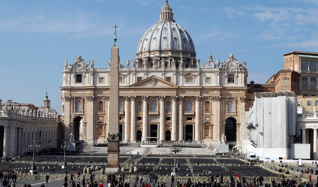 Vaticano solicitou o julgamento de cinco pessoas pelo vazamento e posterior publicação de documentos secretos; pedido inclui processos contra dois jornalistas; alançando o papado, escândalo teve origem com a publicação de dois livros recentes que retratam a má gestão, ganância e corrupção, além da resistência enfrentada pelo papa Francisco para executar sua agenda de reformas; segundo a promotoria, três funcionários do Vaticano, incluindo um alto sacerdote, formaram "uma associação criminosa organizada" para "divulgar informações e documentos relativos aos interesses fundamentais da Santa Sé e do Estado
