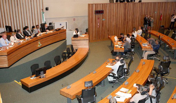 Três projetos de lei do governo local que objetivam reforçar o caixa do Executivo foram aprovados na Câmara Legislativa (CLDF) nesta terça-feira (6); um deles aumenta o ICMS de produtos que não têm legislação específica — a chamada alíquota modal. A taxa básica vai subir de 17% para 18%, o que iguala o porcentual ao cobrado em outras unidades da Federação; a estimativa é que esse incremento aporte mais R$ 180 milhões aos cofres públicos do DF no ano que vem