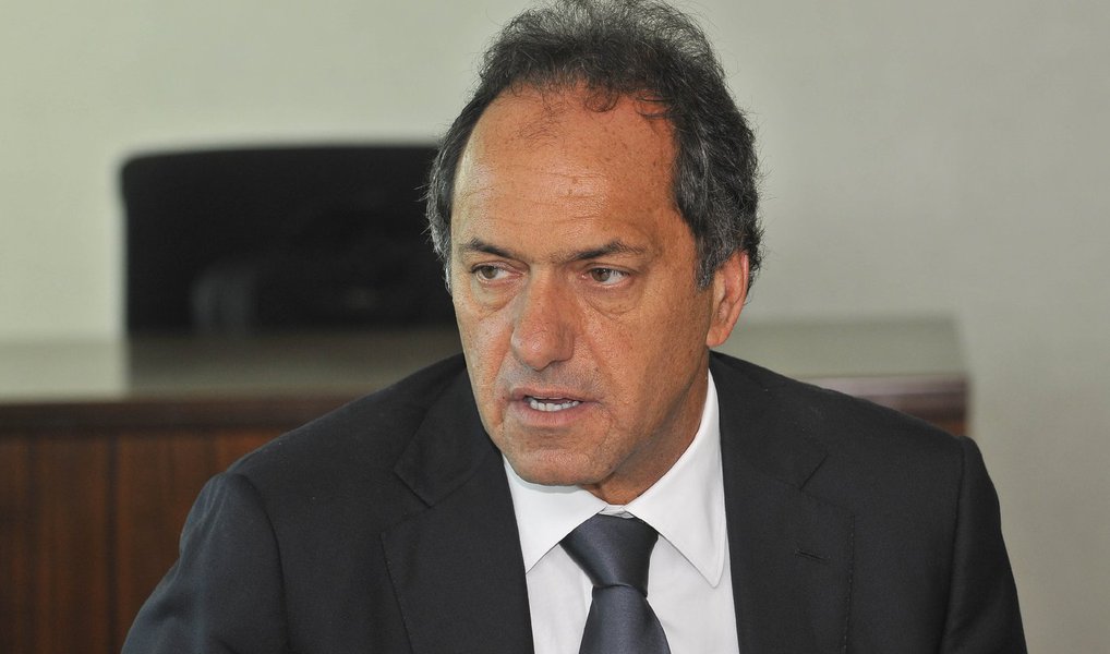 Pesquisa da consultoria Ipsos-Mora y Araujo, publicada neste domingo no jornal Perfil, mostra que o candidato argentino Daniel Scioli, do partido do governo, venceria as eleições presidenciais do país no primeiro turno; ele aparece com 42% das intenções de votos, seguido pelo atual prefeito de Buenos Aires Mauricio Macri, com 28%; eleições presidenciais na Argentina acontecem no próximo dia 25
 