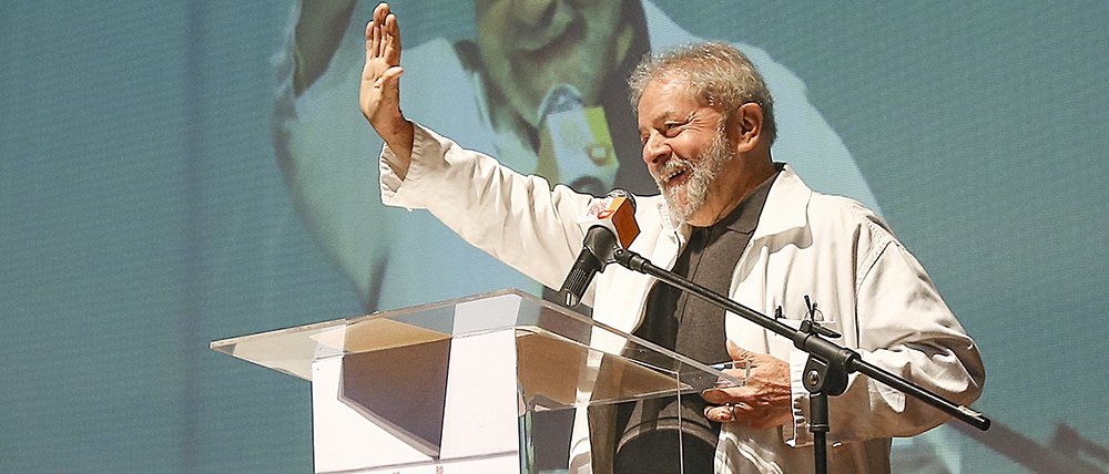 Durante a abertura da reunião do Diretório Nacional do PT, que acontece nesta quinta-feira em Brasília, o ex-presidente deve fazer um discurso duro contra as acusações de desvios contra seus familiares e amigos próximos; discurso é aberto à imprensa e transmitido pela internet; na reunião, que terá presença dos governadores da sigla, ministros, senadores e deputados federais, deve ser aprovado um documento em defesa de Lula e seu legado