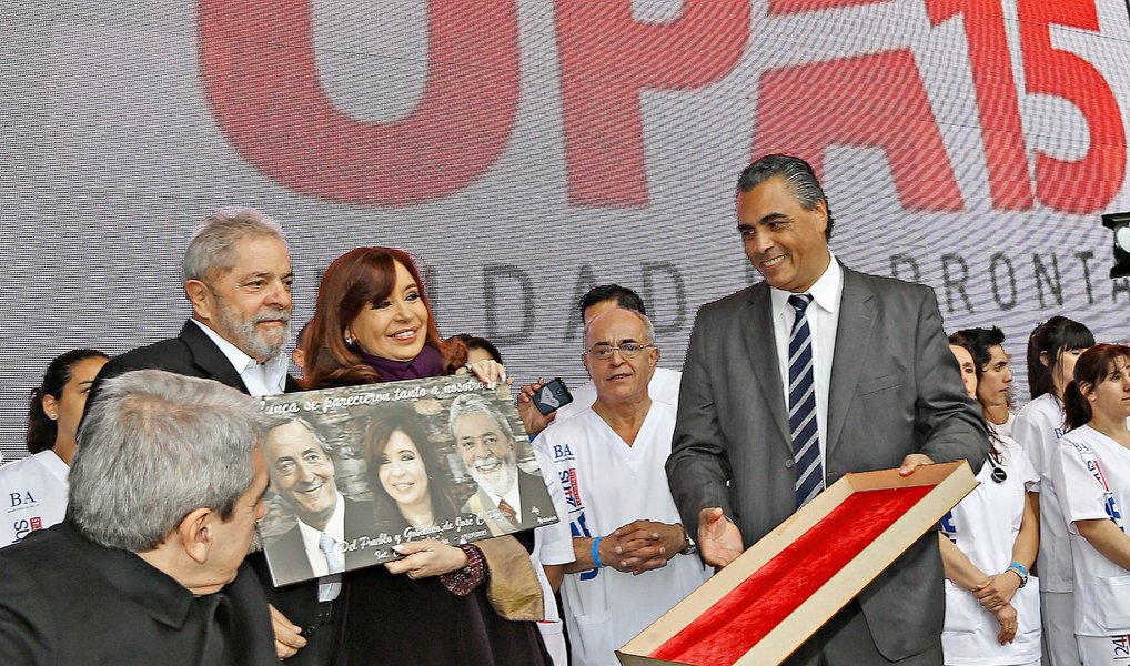 A presidente da Argentina, Cristina Kirchner, criticou nesta quarta (9), ao lado de Lula, os especuladores que culpam países em desenvolvimento pela extensão crise econômica mundial; a declaração foi feita em Buenos Aires, durante a inauguração de uma Unidade de Pronto Atendimento (UPA), que leva o nome do ex-presidente brasileiro; Cristina ressaltou a importância da integração latino-americana e afirmou que enquanto as nações ricas são “praças de especulação financeira”, países como Brasil e Argentina são economias que buscam se consolidar como “praças de produção”; em seu discurso, Lula disse que Kirchner terminará o mandato como uma heroína