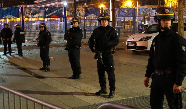 O ministro do Interior, Bernard Cazeneuve, disse nesta terça-feira que a polícia estava fazendo rápido progresso na investigação sobre os ataques reivindicados por militantes do Estado Islâmico, mas se negou a dar mais detalhes